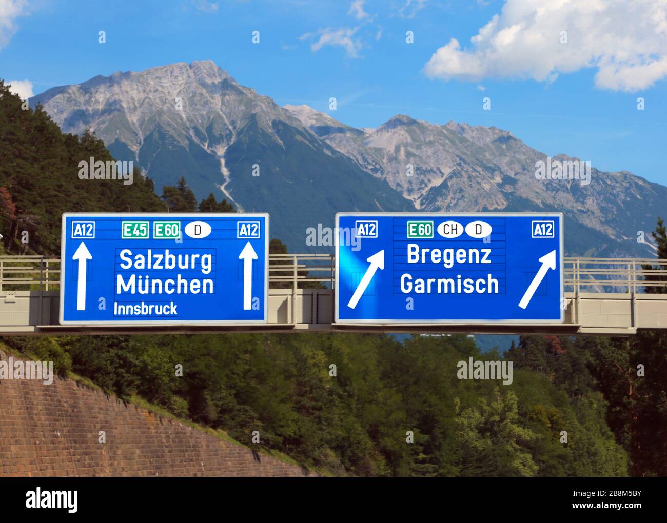 Wegweiser auf der österreichischen Autobahn nach Salzburg oder nach München Stockfoto