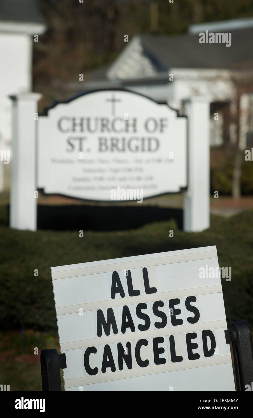 Lexington, Massachusetts, USA. März 2020. Katholische Kirche Saint Bridget, Lexington, MA, USA. Leere Kirche an einem Frühlingssonntagmorgen. Aufgrund von Coronavirus wurden alle Massen und religiösen Dienste bis auf weiteres ausgesetzt. Lexington, Bevölkerung 33.000, ist eine Stadt weniger als 11 Meilen nordwestlich von Boston, MA, und bekannt als der Ort, an dem der erste Schuss des amerikanischen Unabhängigkeitskrieges abgefeuert wurde. Credit: Chuck Nacke/Alamy Live News Stockfoto