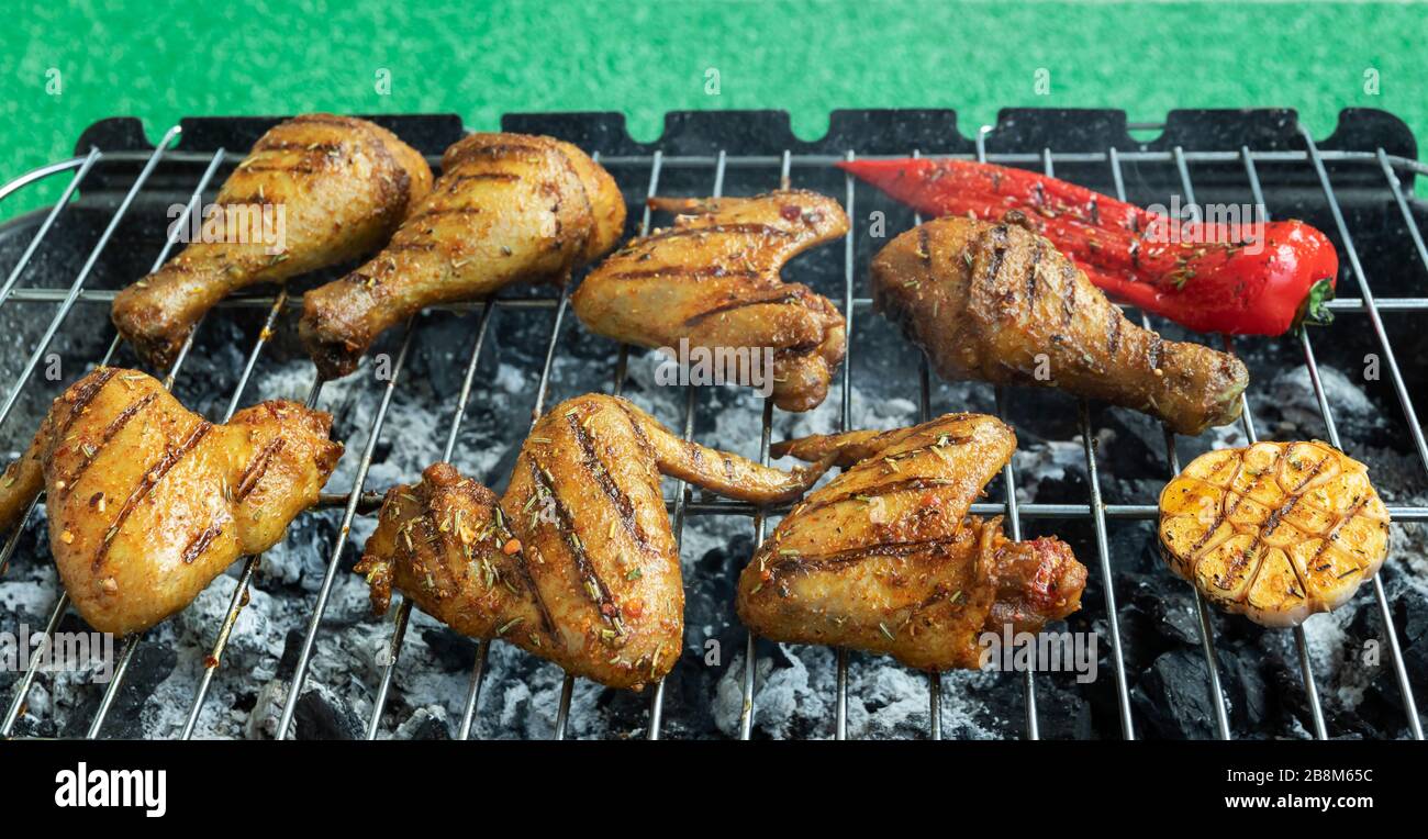 Gegrillte Hühnerbeine Flügel Grillgrill Grillvorgang Stockfoto