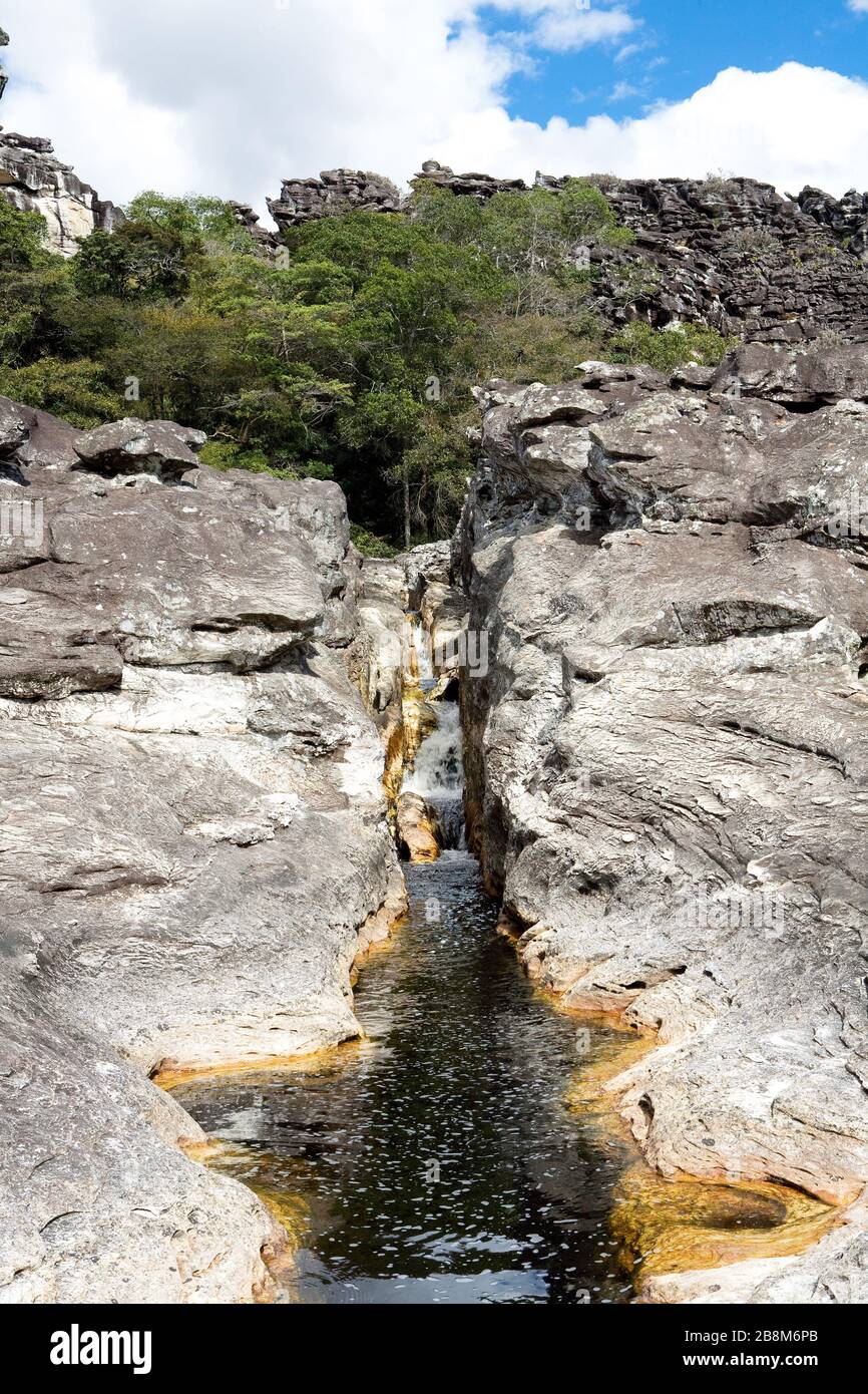 Córrego encaixado em falha, diáclase, Stream fit in Flaw, Diáclase, Rio Preto State Park, São Gonçalo do Rio Preto, Minas Gerais, Brasilien Stockfoto