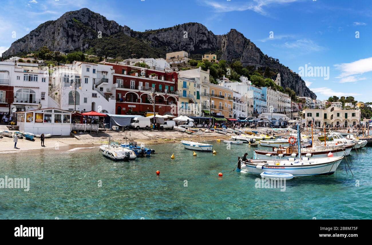 Boote vor Anker im Hafen von Marina Grande, Capri, Kampanien, Italien. Stockfoto