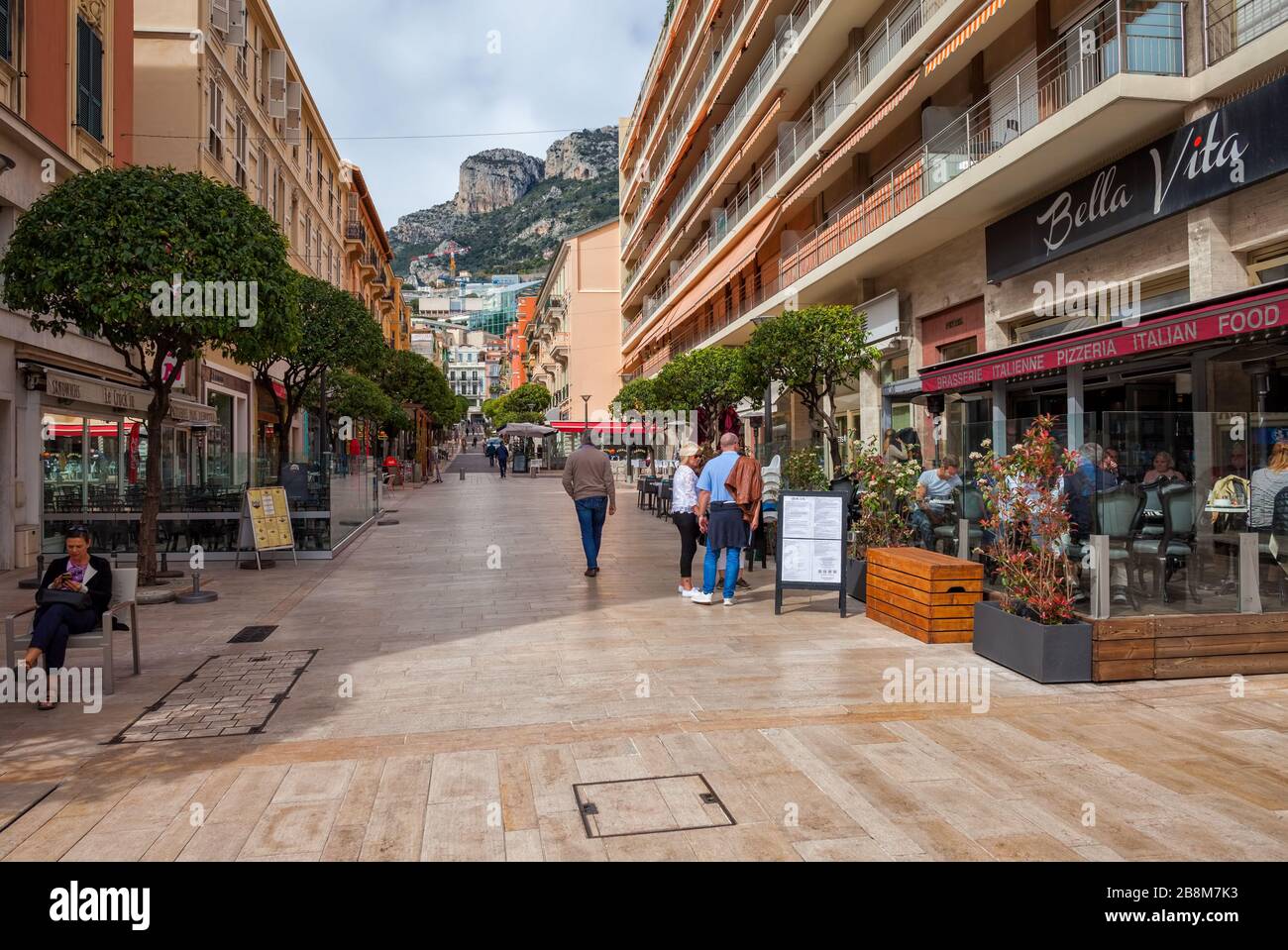 Fürstlich von Monaco - 14. April 2018: Beliebte Rue Princesse Caroline Fußgängerzone mit Bella Vita italienischem Speiserestaurant Stockfoto