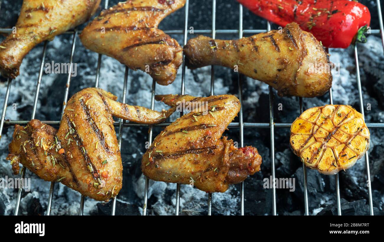 Gegrillte Hühnerbeine Flügel Grillgrill Grillvorgang Stockfoto