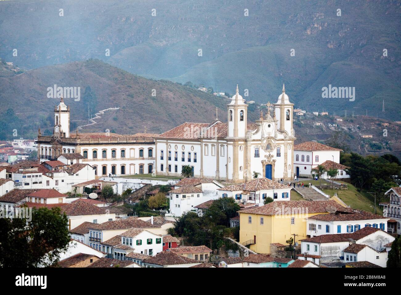 Nossa Senhora do Carmo Kirche (rechte Größe), Inconfidência Museum (linke Größe), historisches Erbe, Ouro Preto, Minas Gerais, Brasilien Stockfoto