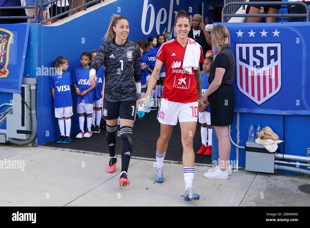 FRISCO. USA. 11. MÄRZ: Lola Gallardo und Jennifer Hermoso aus Spanien betreten das Stadion vor dem SheBelieves Cup Women's International Friendy Football Match zwischen England Women vs. Spain im Toyota Stadium in Frisco, Texas, USA. ***keine kommerzielle Nutzung*** (Foto von Daniela Porcelli/SPP) Stockfoto