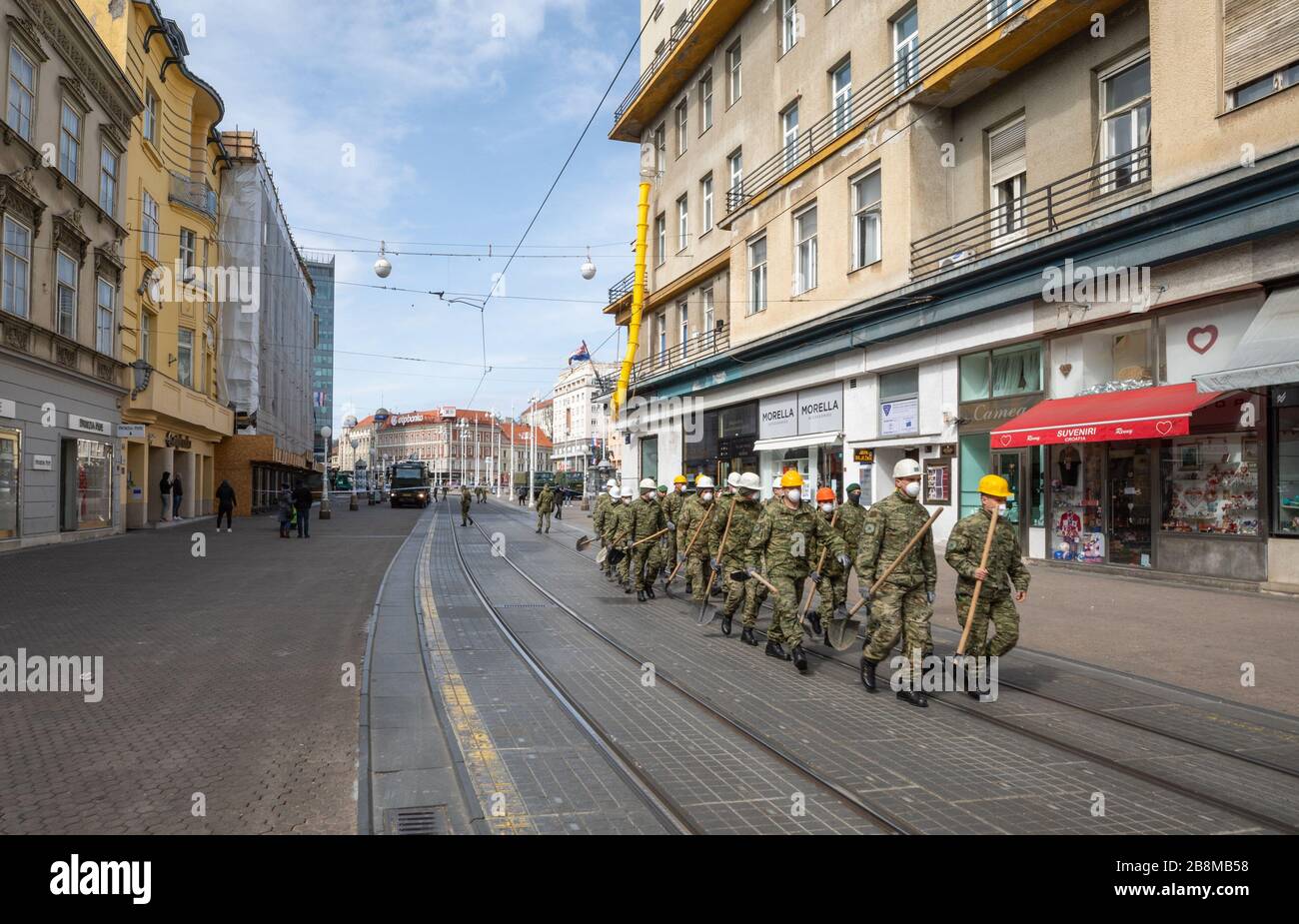 Erdbeben im Zentrum von Zagreb, Straße Palmoticeva, kroatische Armee hilft, die Stadt nach dem Erdbeben am 22. März 2020 zu säubern. Stockfoto