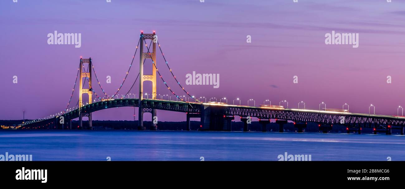 Mackinac Bridge Panorama in der Abenddämmerung vom Strait's State Park, St. Ignace, Upper Peninsula, Michigan. Stockfoto