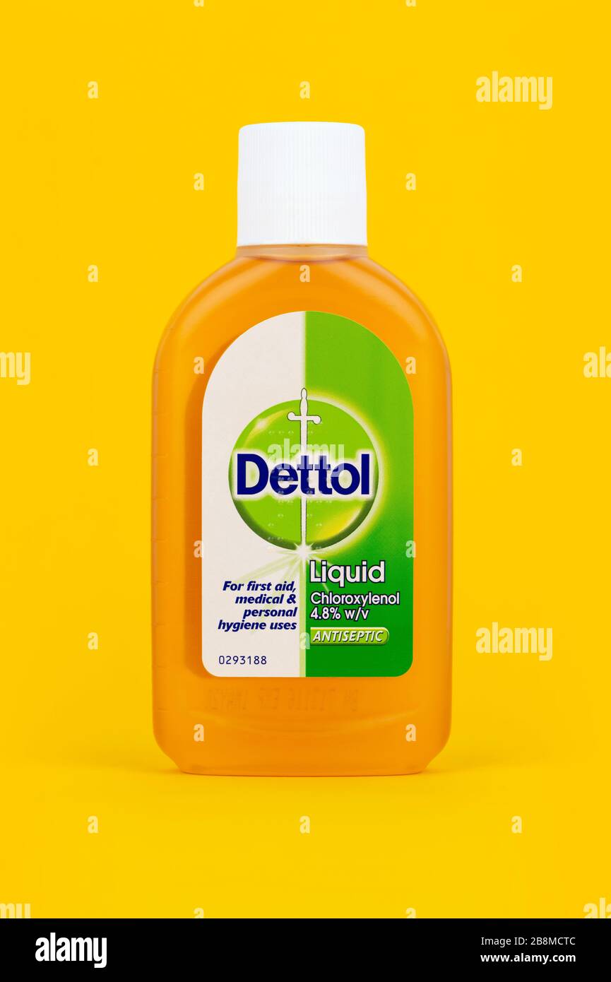 Eine Flasche Dettol Desinfektionsmittel wurde auf einem gelben Hintergrund erschossen. Stockfoto