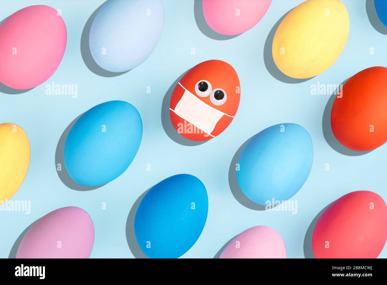 Bemalte Eier auf Pastellgrund. Das Konzept "zu Hause bleiben". Stockfoto