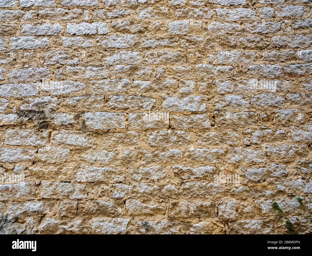 Alte Mauer mit Steinen verschiedener Art und Dicke Stockfoto