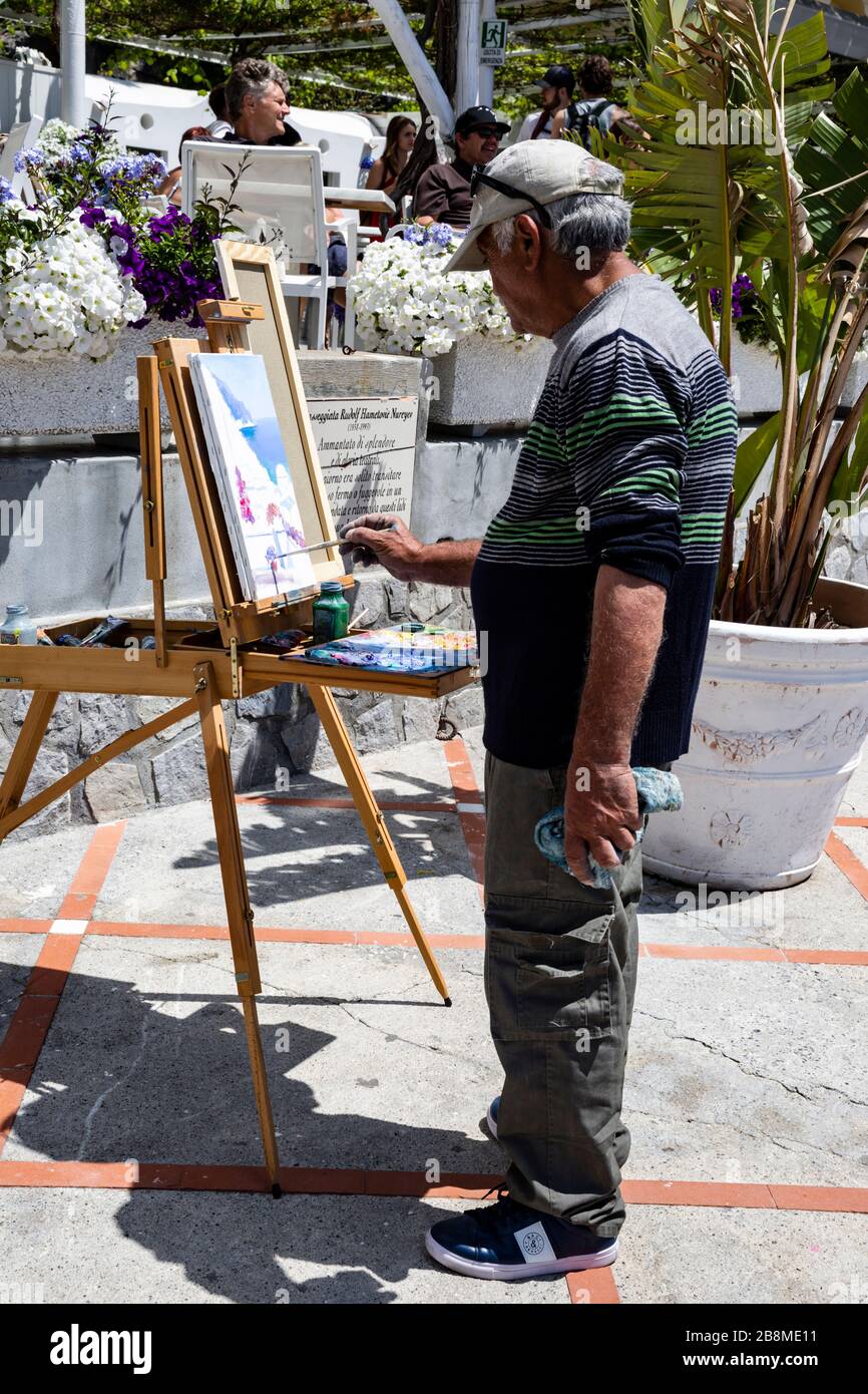 Künstler an der Arbeit auf den Straßen von Positano an der Amalfiküste, Kampanien, Italien. Stockfoto