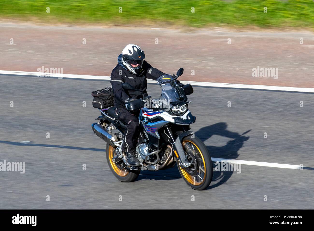 BMW GS350 Motorradfahrer; Fahrzeugverkehr, Zweiradtransport, moderne Fahrzeuge, Motorräder, Fahrzeug, Straßen, Motorräder, Motorradfahrer, Motorradfahrer, die auf der Autobahn M6 in Chorley, Großbritannien fahren Stockfoto