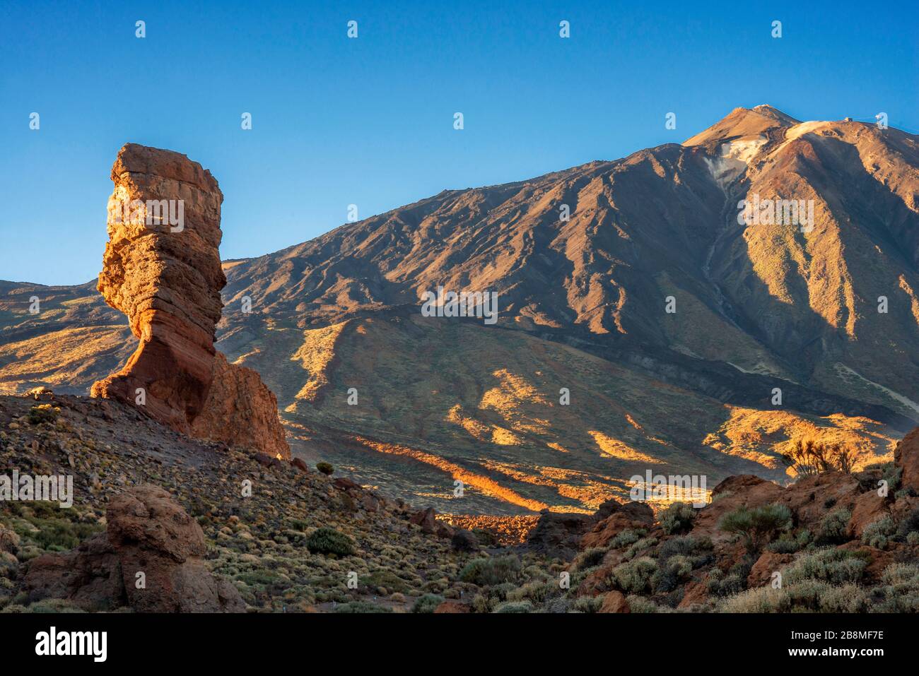 Roque Cinchado einzigartige Felsformation mit berühmtem Pico del Teide Bergvulkangipfel im Hintergrund an einem sonnigen Tag, Insel Tenera, Kanarische Isla Stockfoto