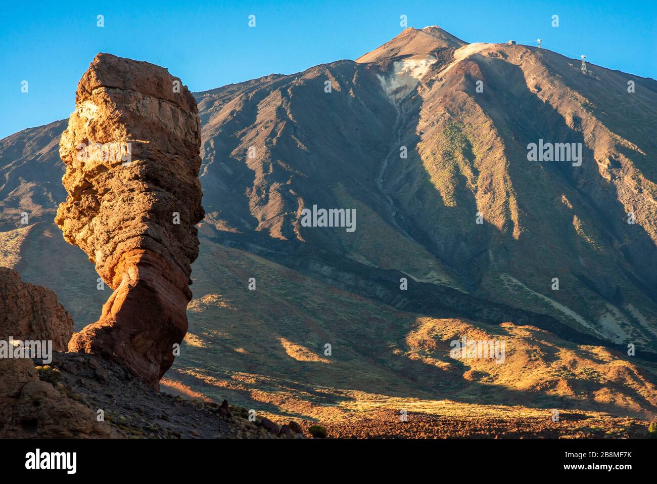 Roque Cinchado einzigartige Felsformation mit berühmtem Pico del Teide Bergvulkangipfel im Hintergrund an einem sonnigen Tag, Insel Tenera, Kanarische Isla Stockfoto