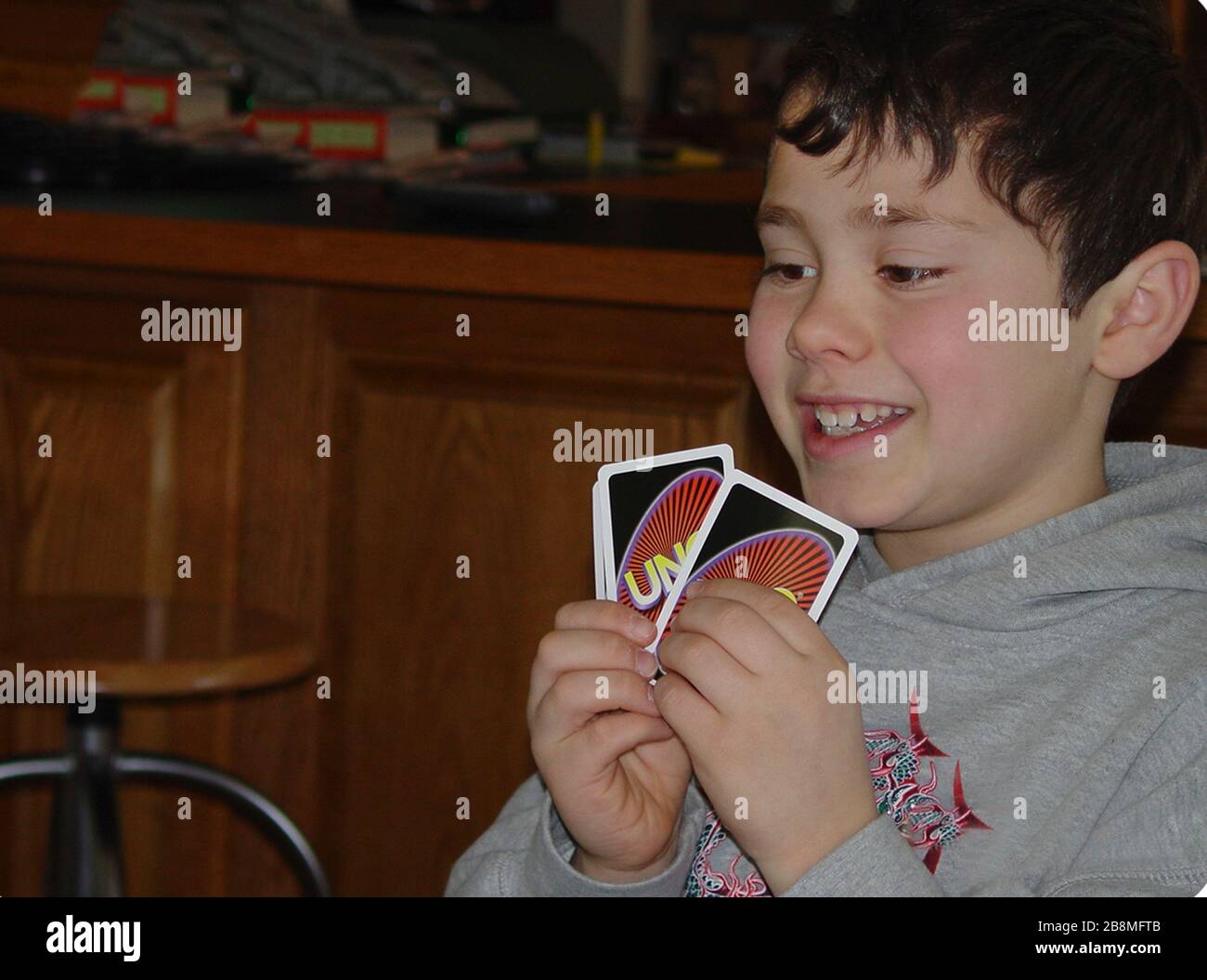 Junge spielen Uno Kartenspiel Stockfoto