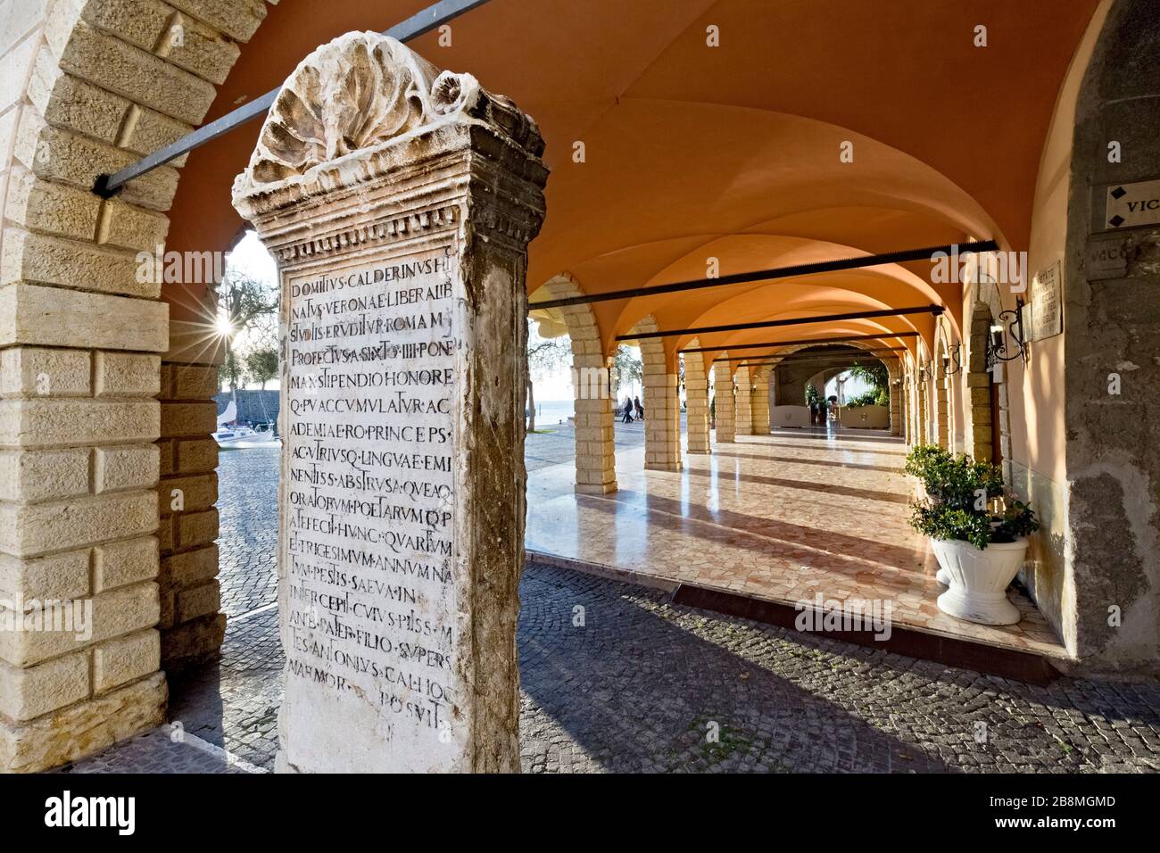 Torri del Benaco: Die Stele in Erinnerung an den Humanisten Domizio Calderini, der 1446 in diesem Dorf geboren wurde. Gardasee, Venetien, Italien. Stockfoto