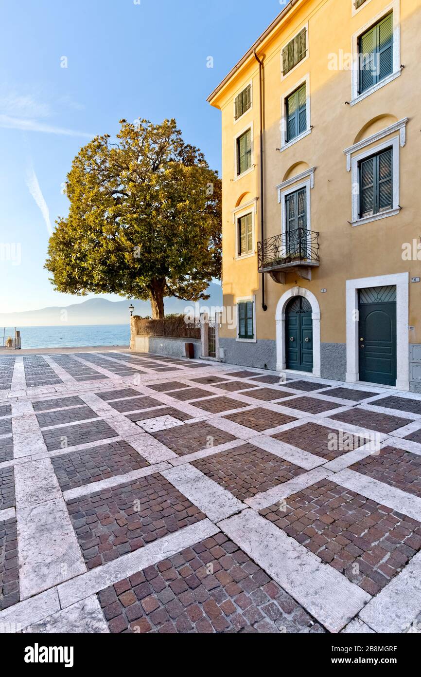 Platz und Gebäude an der Seefront in Torri del Benaco. Gardasee, Provinz Verona, Venetien, Italien, Europa. Stockfoto