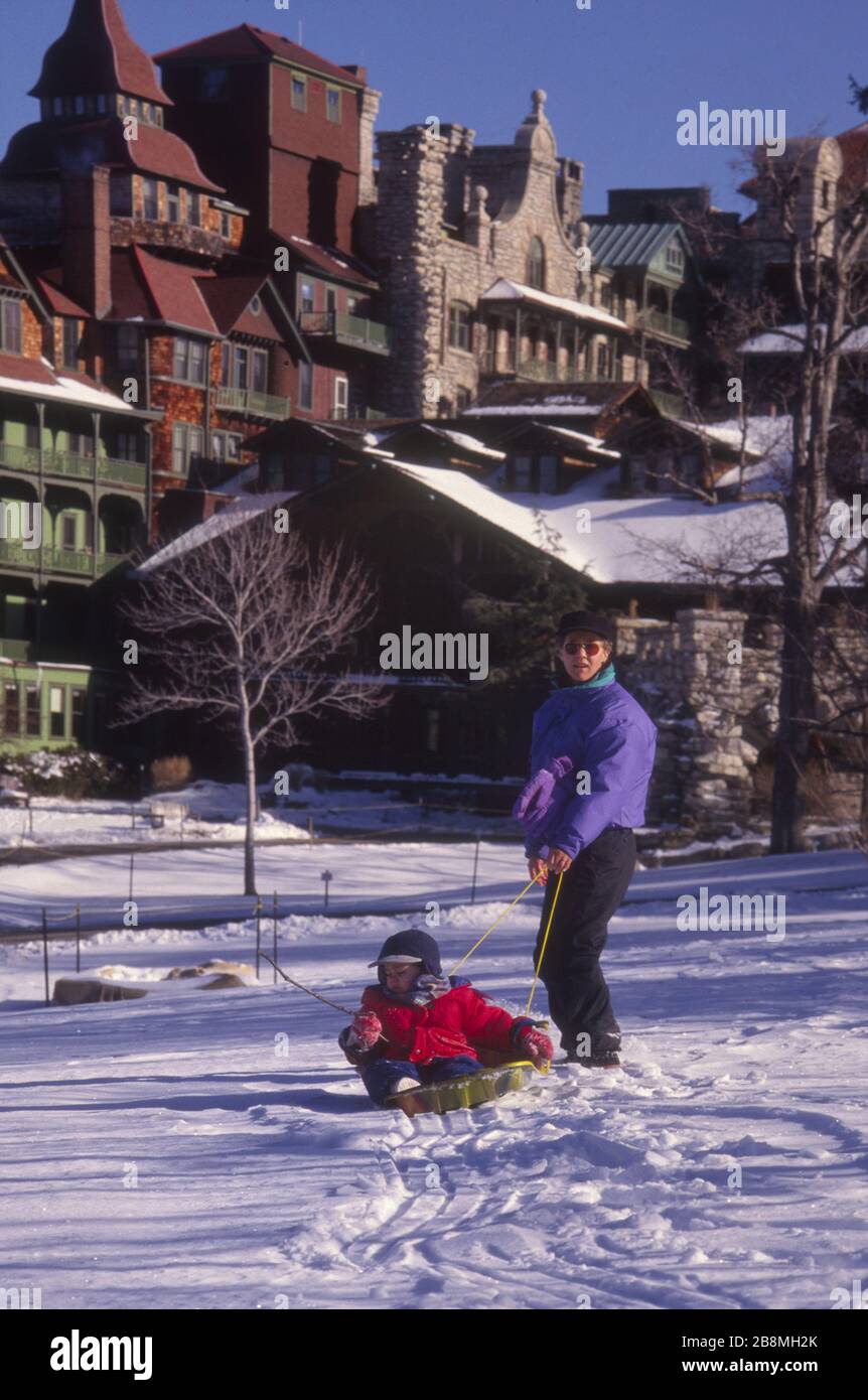 Mutter und Kind spielen im Schnee am Mohonk Mt. Haus Stockfoto