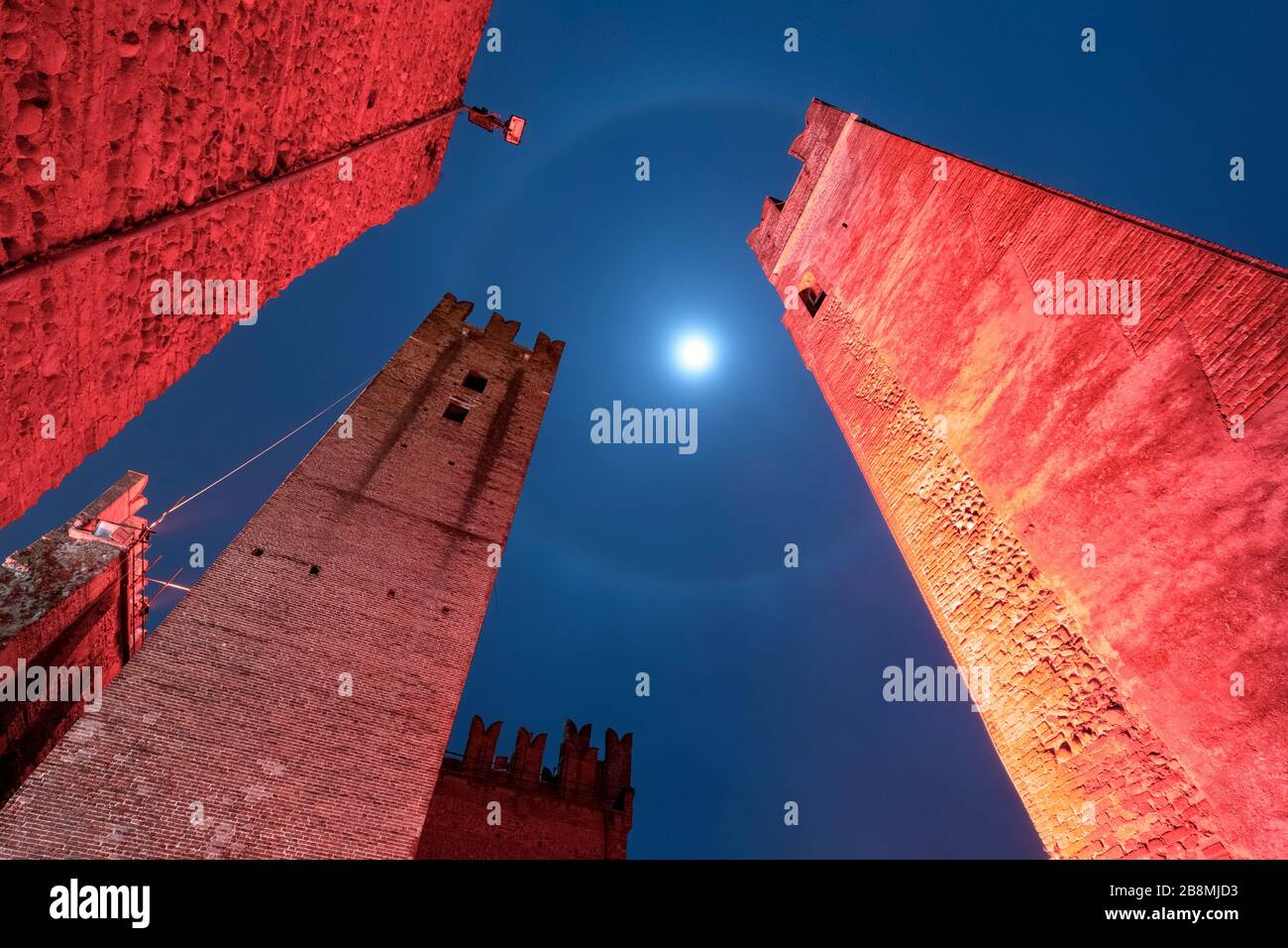 Nacht auf dem Scaliger Schloss von Villafranca di Verona. Provinz Verona, Venetien, Europa, Italien. Stockfoto