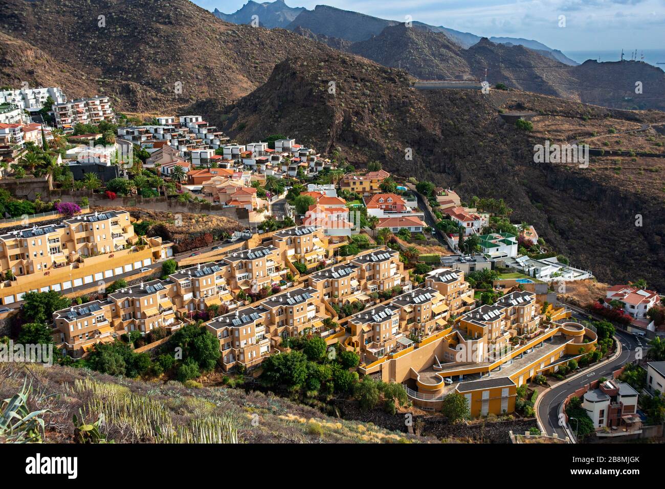 Moderne Wohnviertel Ifara in den Ausläufern des Anagagebirge Santa Cruz de Tenerife Kanarische Inseln Spanien. Stockfoto