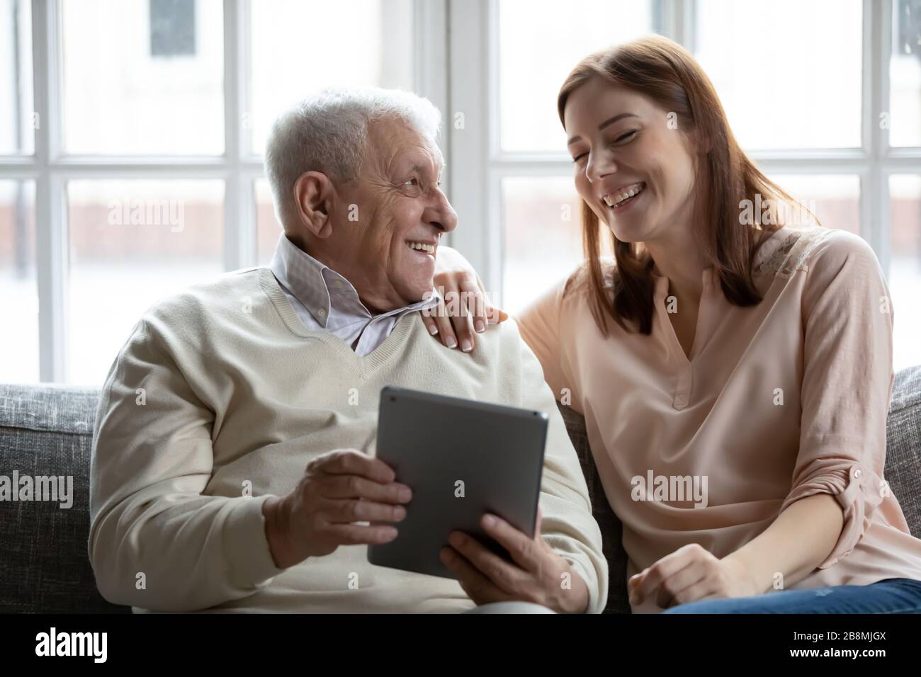 Grownup-Tochter Ihr alter Vater verbringt Zeit mit dem Tablett Stockfoto