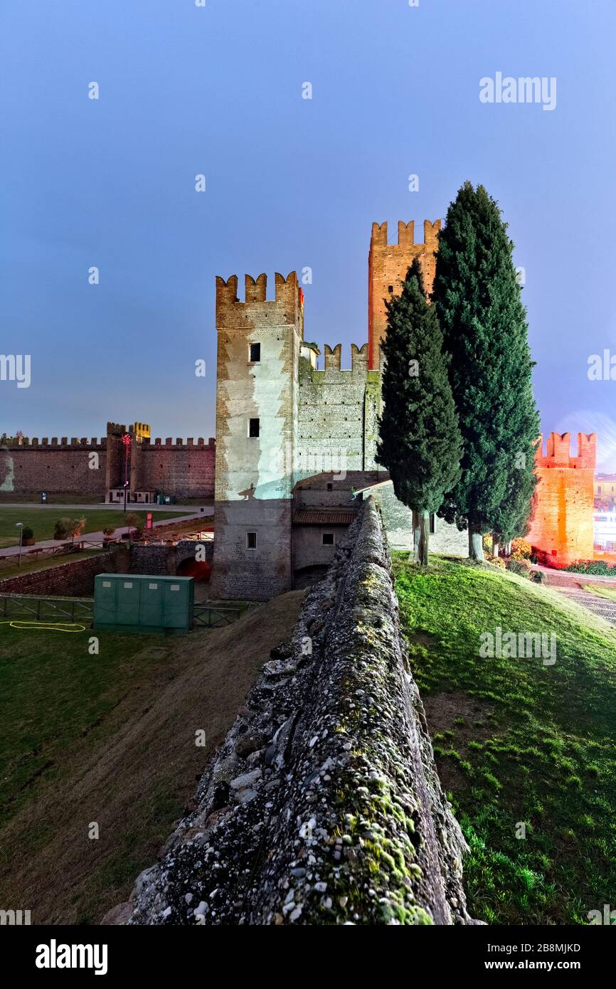 Nacht auf dem Scaliger Schloss von Villafranca di Verona. Provinz Verona, Venetien, Europa, Italien. Stockfoto