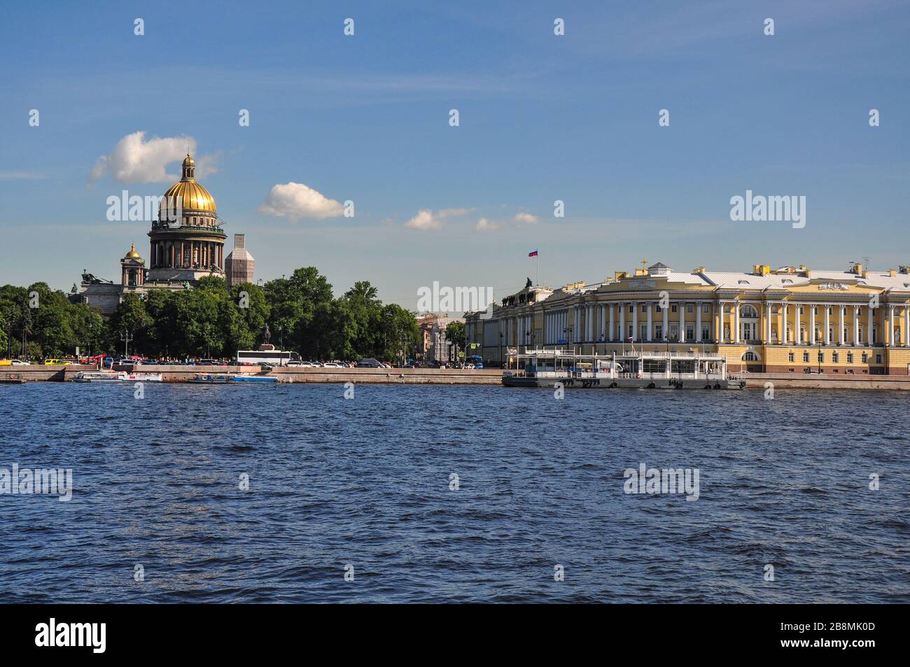 St Isaac Cathedral über dem Fluss Neva, St. Petersburg, Russland Stockfoto