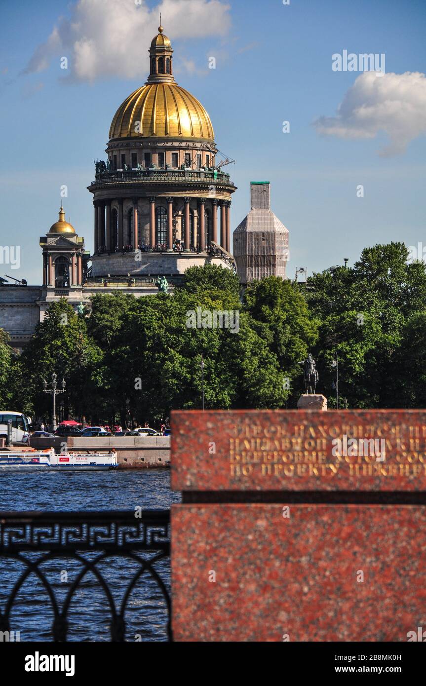 St Isaac Cathedral über dem Fluss Neva, St. Petersburg, Russland Stockfoto