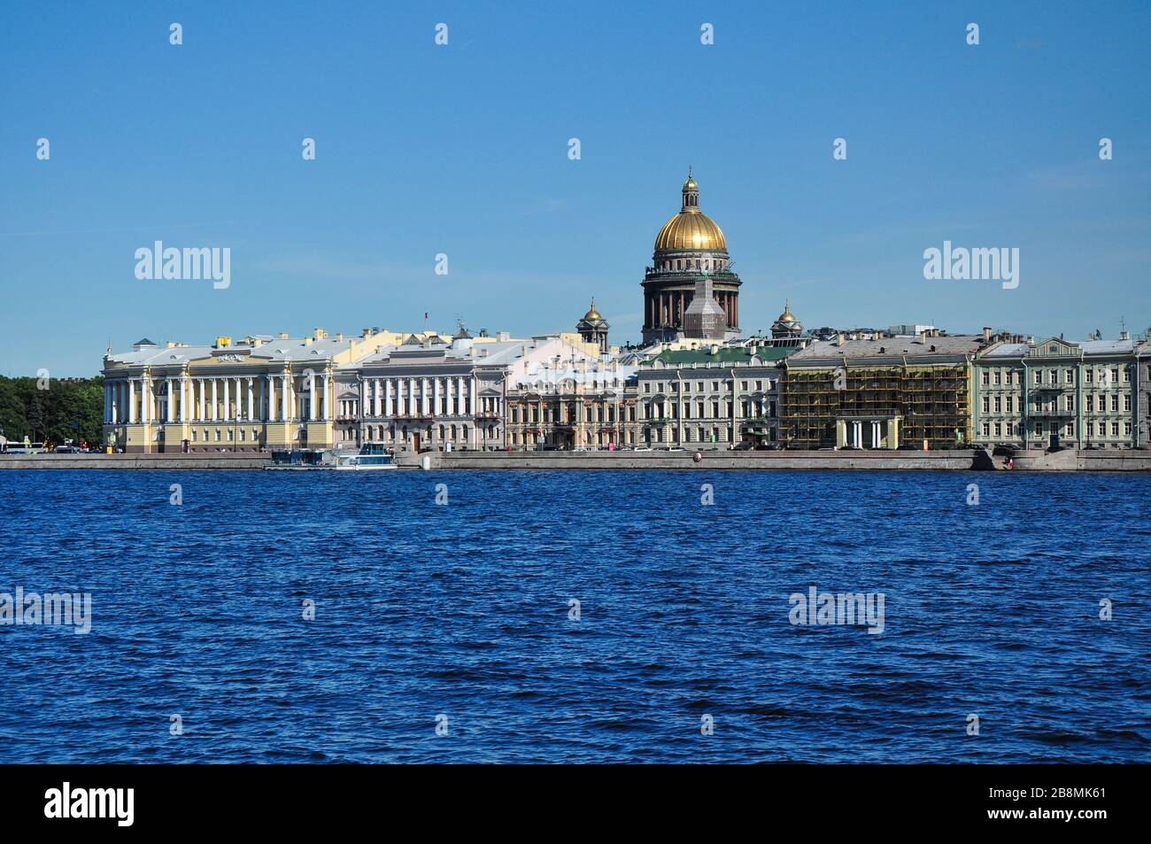 St Isaac Cathedral über dem Fluss Neva, St. Petersburg, Russland Stockfoto