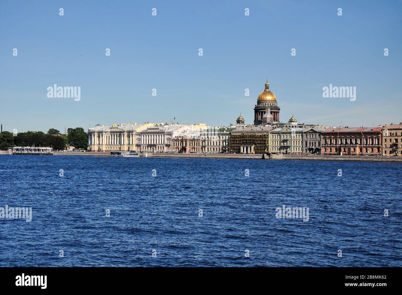 St Isaac Cathedral über dem Fluss Neva, St. Petersburg, Russland Stockfoto
