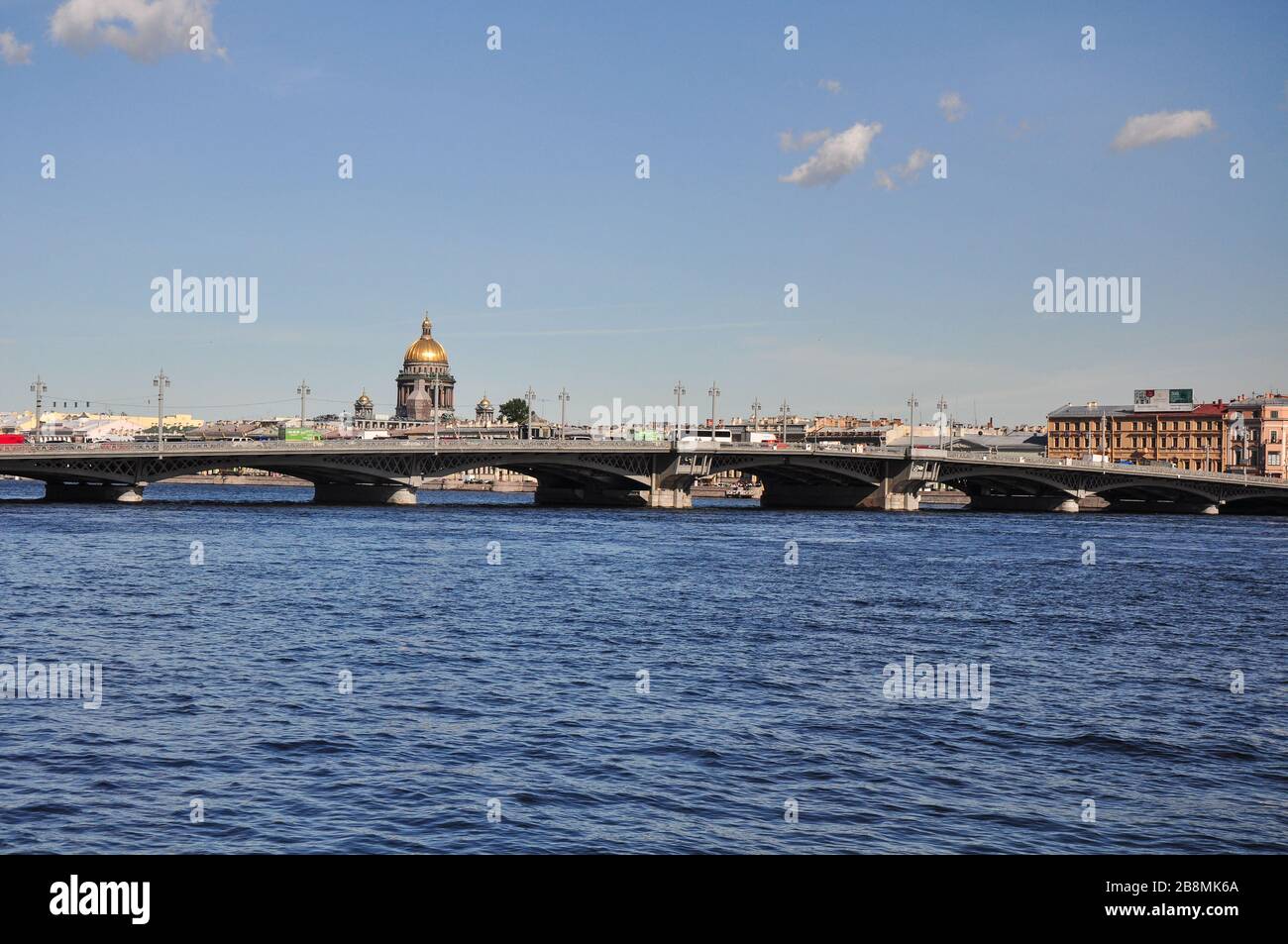 St Isaac Cathedral über dem Fluss Neva, St. Petersburg, Russland Stockfoto