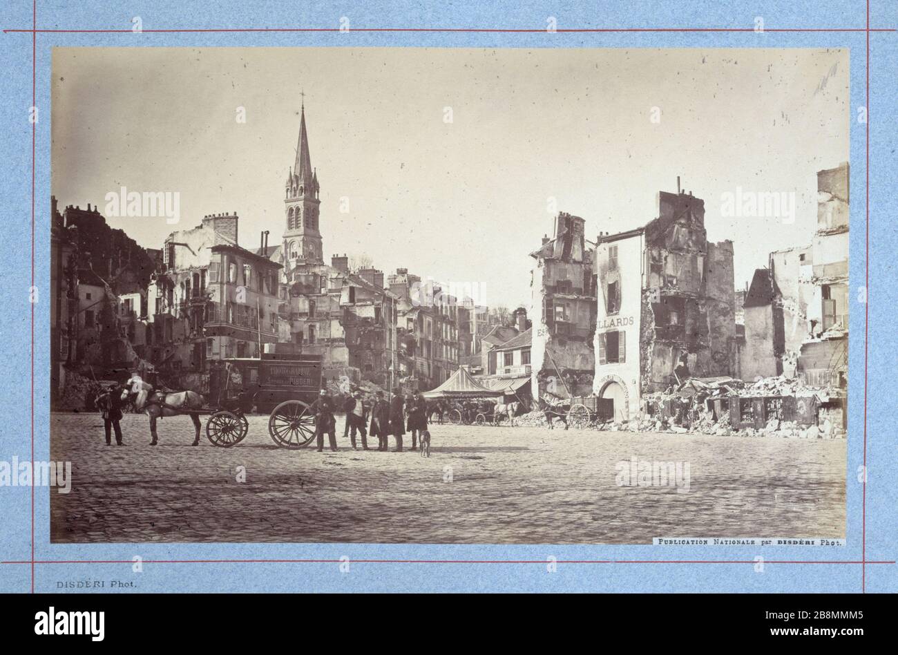 FOTOALBUM: RUINEN IN DER UMGEBUNG VON PARIS NACH DEM GEMEINSAMEN Album photographique: Ruines dans les environs de Paris après la guerre de 1870 - 1871 : Place Saint-Cloud, 1871. Photographie d'André Adolphe Eugène Disderi (1819-1889). Paris, musée Carnavalet. Stockfoto