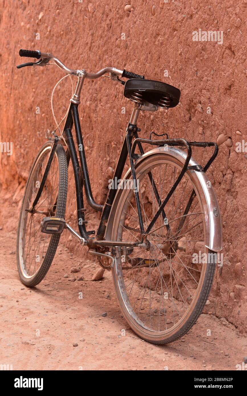 Ein altes Fahrrad lehnt sich an eine typische marokkanische Schlammwand an, Aït Benhaddou, Marokko, Nordafrika. Stockfoto