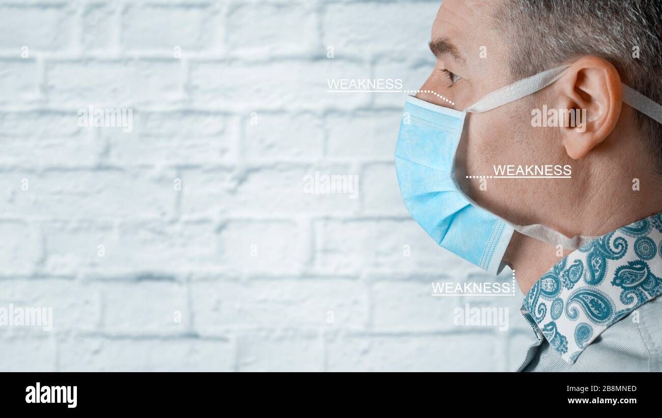 Der Mensch trägt eine chirurgische Maske, die die Schwachstellen hervorhebt, aus denen Erreger, Coronaviren und Bakterien eindringen können Stockfoto