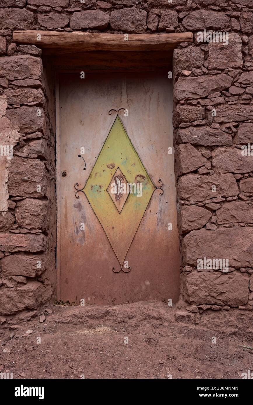 Typisch rustikale marokkanische Tür mit Rautenmuster, Marokko, Nordafrika. Stockfoto