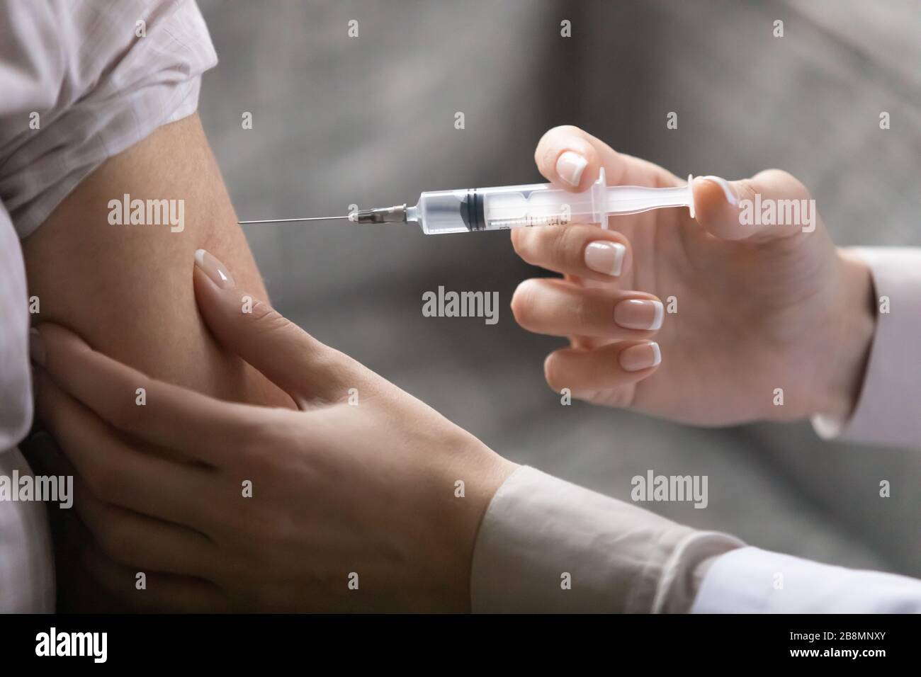 Nahaufnahme die Hände der Krankenschwester machen die Injektion zum Patienten Stockfoto