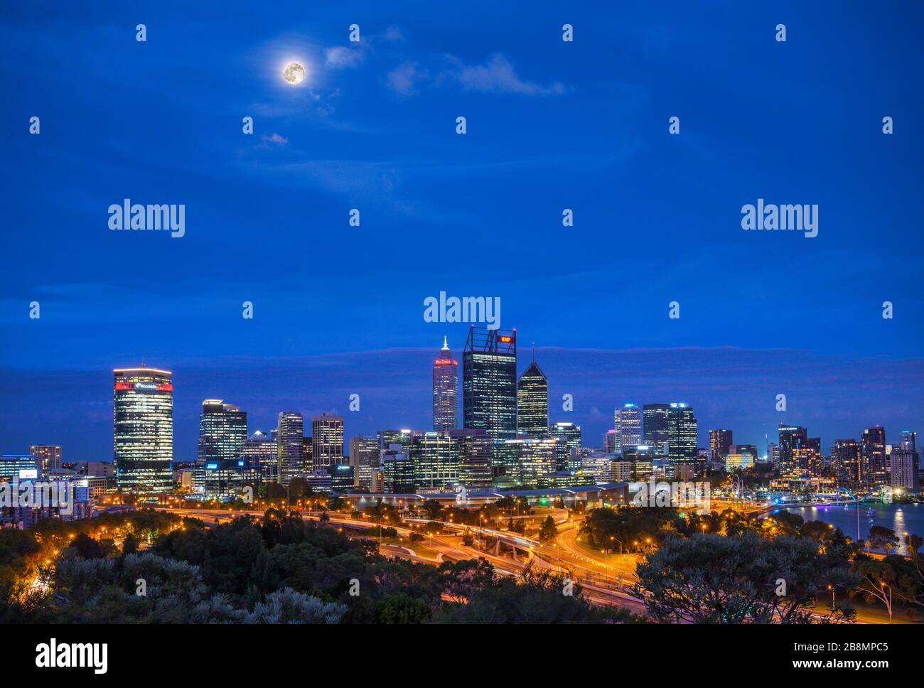 Blick auf die Skyline des Central Business District in der Nacht vom King's Park, Perth, Western Australia, Australien Stockfoto