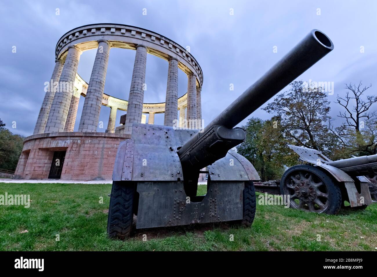 Die Ansaldo 105/28-Kanonen der Battisti Battery und das Mausoleum von Cesare Battisti. Doss Trient, Trient, Trentino Alto-Adige, Italien, Europa. Stockfoto