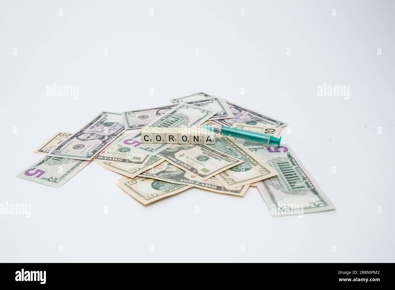 Bamberg, Deutschland 19. März 2020: Symbole - Geld - Coronavirus - 19.03.2020 Cornavirus / Corona / Virus / Finanzen / Rettungsseil / Kurzarbeit / Geld / Welt / Europa / Deutschland / Unternehmen / Rettung / Seil / Wirtschaft / Finanzen / Rettungsseil / Kurzarbeit / Geld / Seil / Europa / Welt / Unternehmen / Rettung / Deutschland / Wirtschaft / Banken, Bank, Depoist, Geld, Konto, Kredite, Kredite, Zinsen, Zinssätze, Zahlungen, Zahlungsbedingungen, Schulden, Bankrott, zahlen, bezahlen, beglichen, Wert, Geld, Geld, Inflation, Rezession, Erholung, Invest, Investition, Aktie, Aktien, Währung, Kredit, Debit, Bargeld, Handel, loa Stockfoto