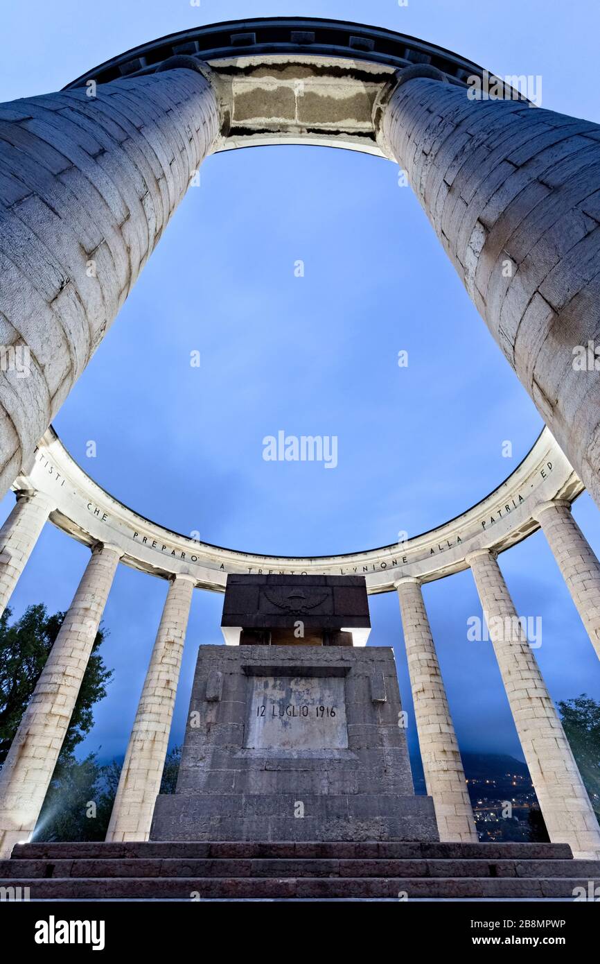 Und Säulen des Mausoleumses des italienischen Irredentisten Cesare Battisti. Doss Trient, Trient, Trentino Alto-Adige, Italien, Europa. Stockfoto