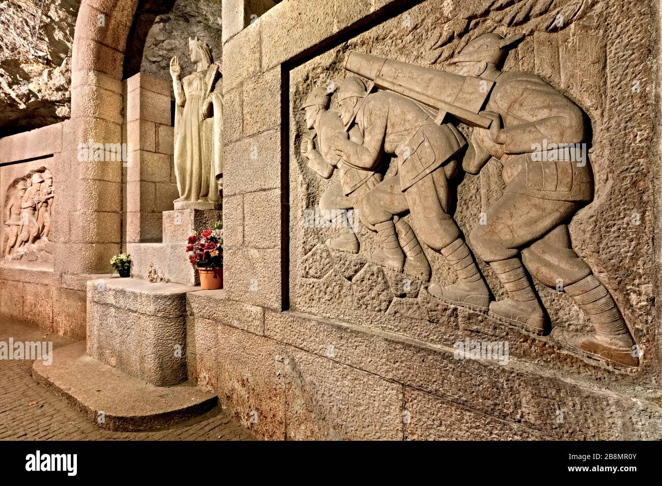 Doss Trient: Die unterirdische Kapelle Santa Barbara, Patronin der Bergleute, mit den Skulpturen der Alpini-Militäreinheiten. Trient, Italien. Stockfoto