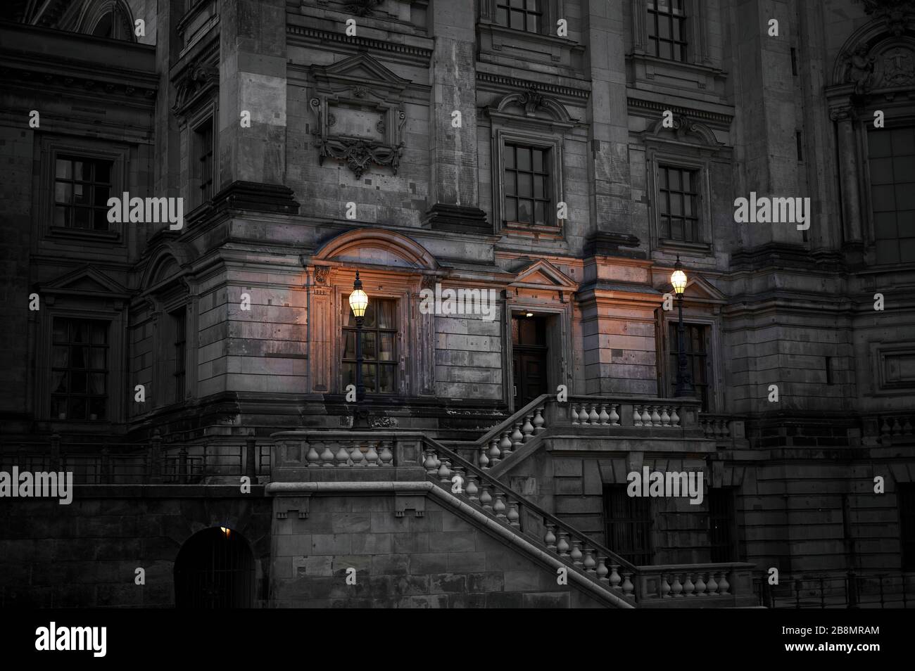 Historische Laternen auf der Rückseite des Berliner Doms. Das Foto ist sepiafarben mit farbiger Beleuchtung durch die Laternen. Stockfoto