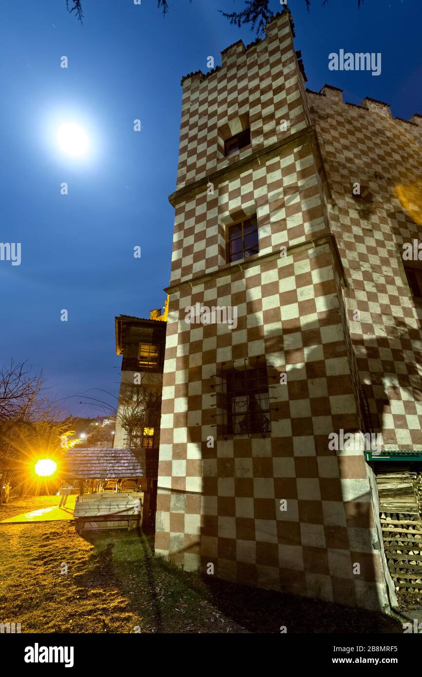 Die Burg Friedburg in Colma war eine Zollstation entlang der Kaiserstraße, die im Mittelalter nach Bolzano reichte. Ponte Gardena, Südtirol, Italien. Stockfoto