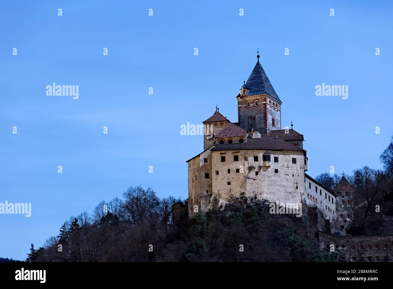 Schloss Trostburg mitten in der Nacht. Ponte Gardena, Eisacktal, Provinz Bozen, Trentino-Südtirol, Italien, Europa. Stockfoto