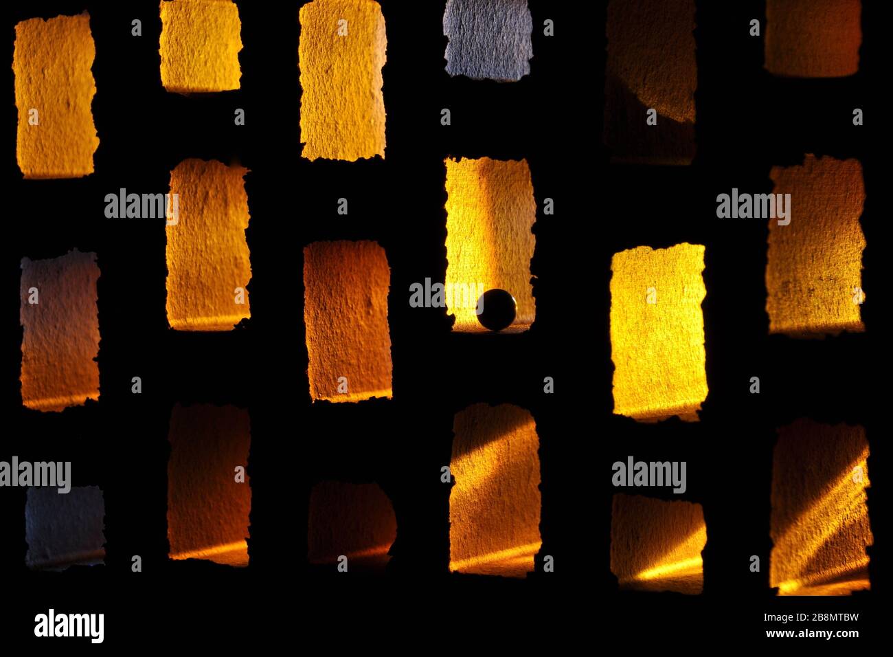Metallkugel auf Backstein-Hintergrund Stockfoto