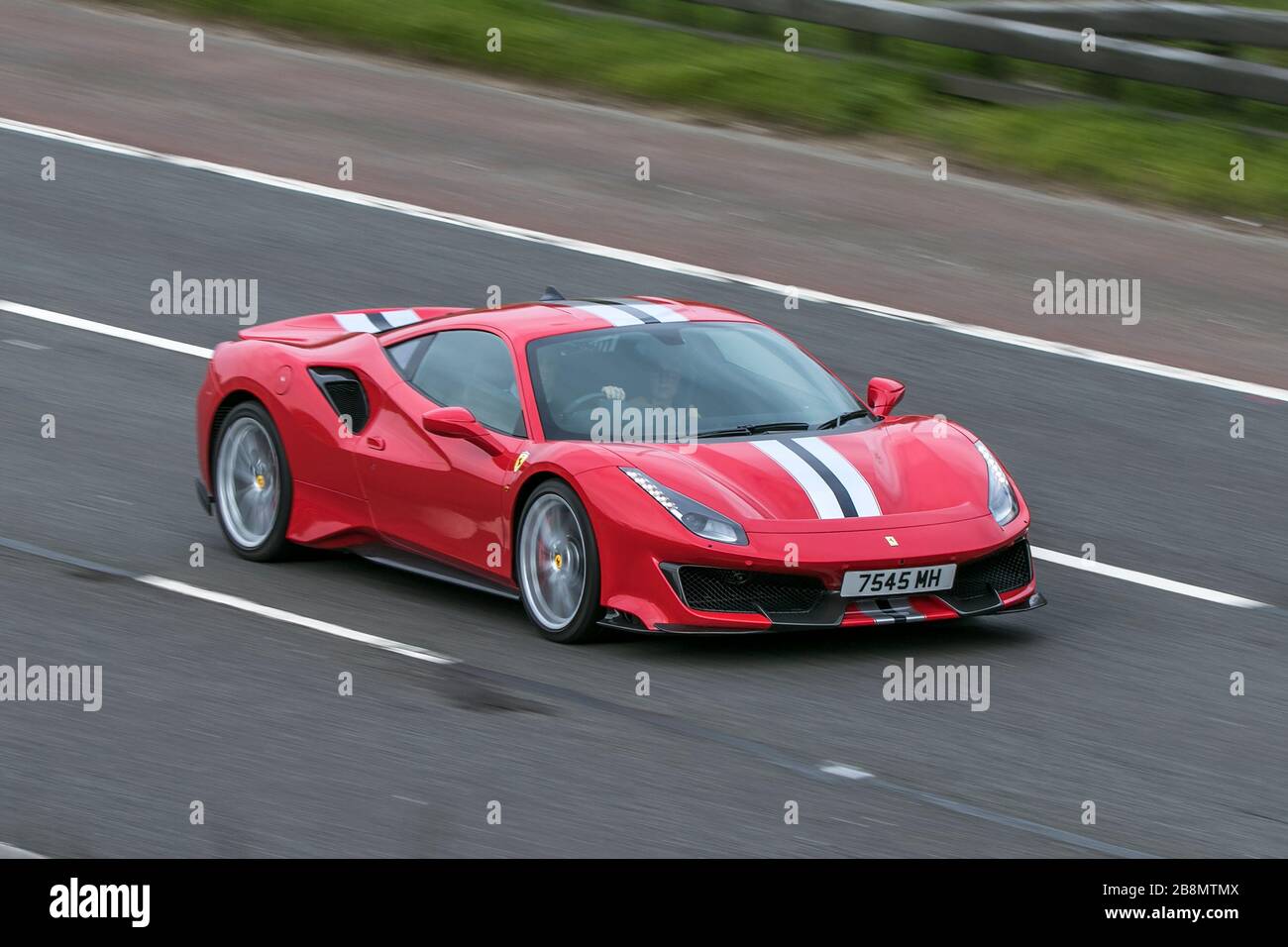 2019 Red Ferrari 488 Pista Red Car Benziner 720 PS Fahren auf der Autobahn M6 in der Nähe von Preston in Lancashire, Großbritannien Stockfoto