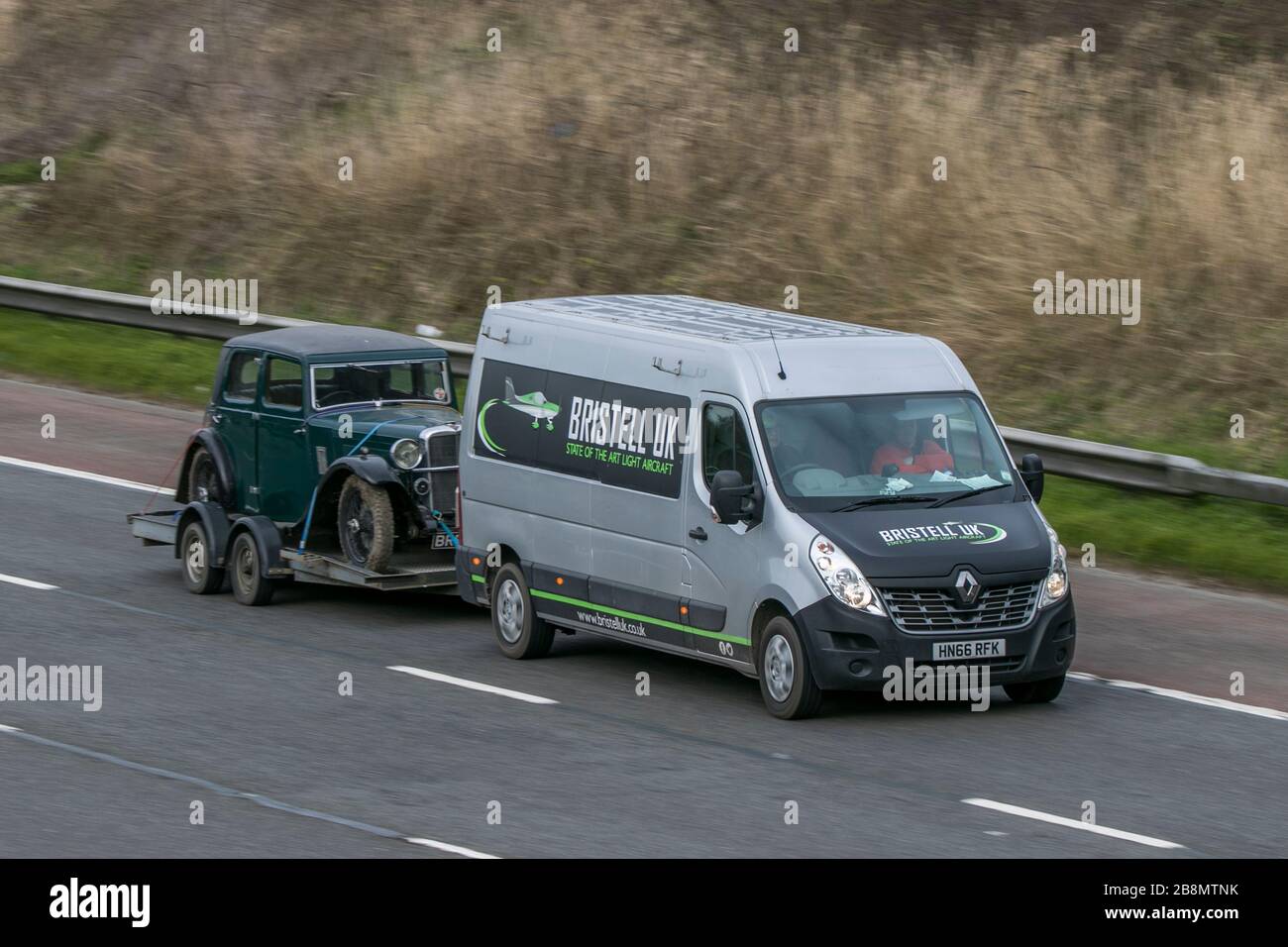 Old Green Alvis Limousine Oldtimer alte Scheune finden, Erbe Restaurierung Projekt Fahrzeug auf der Autobahn M6 in der Nähe von Preston in Lancashire, Großbritannien abgeschleppt Stockfoto