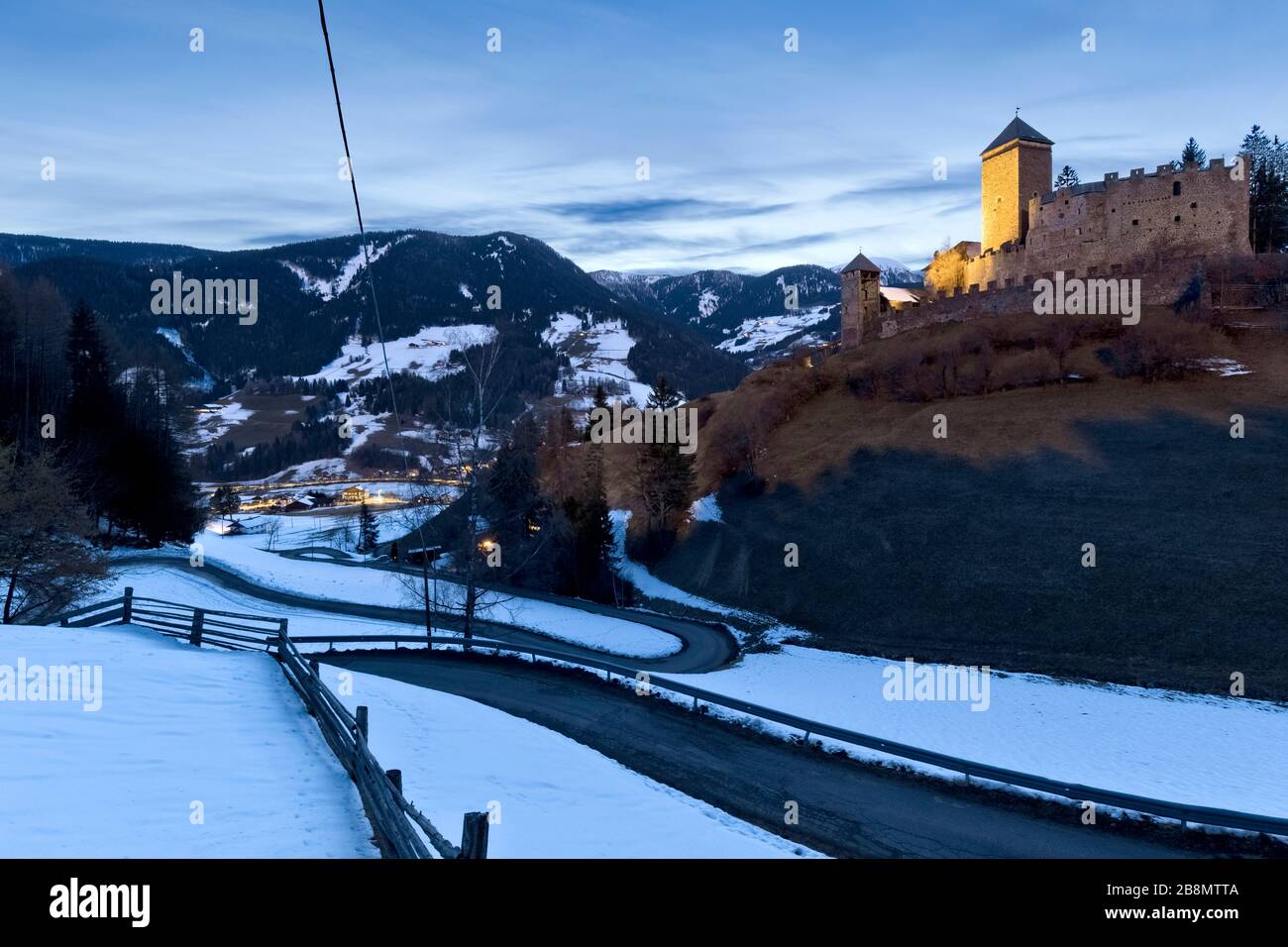 Die imposante Burg Reinegg und das Sarentino Tal. Provinz Bolzano, Trentino Alto-Adige, Italien, Europa. Stockfoto
