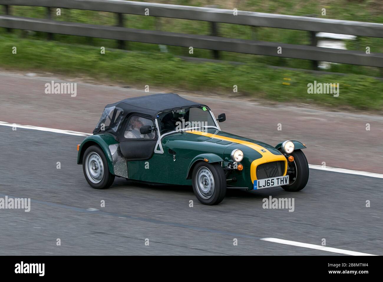 LJ65THV Caterham 7 Sportwagen, der auf der Autobahn M6 in der Nähe von Preston in Lancashire, Großbritannien fährt Stockfoto