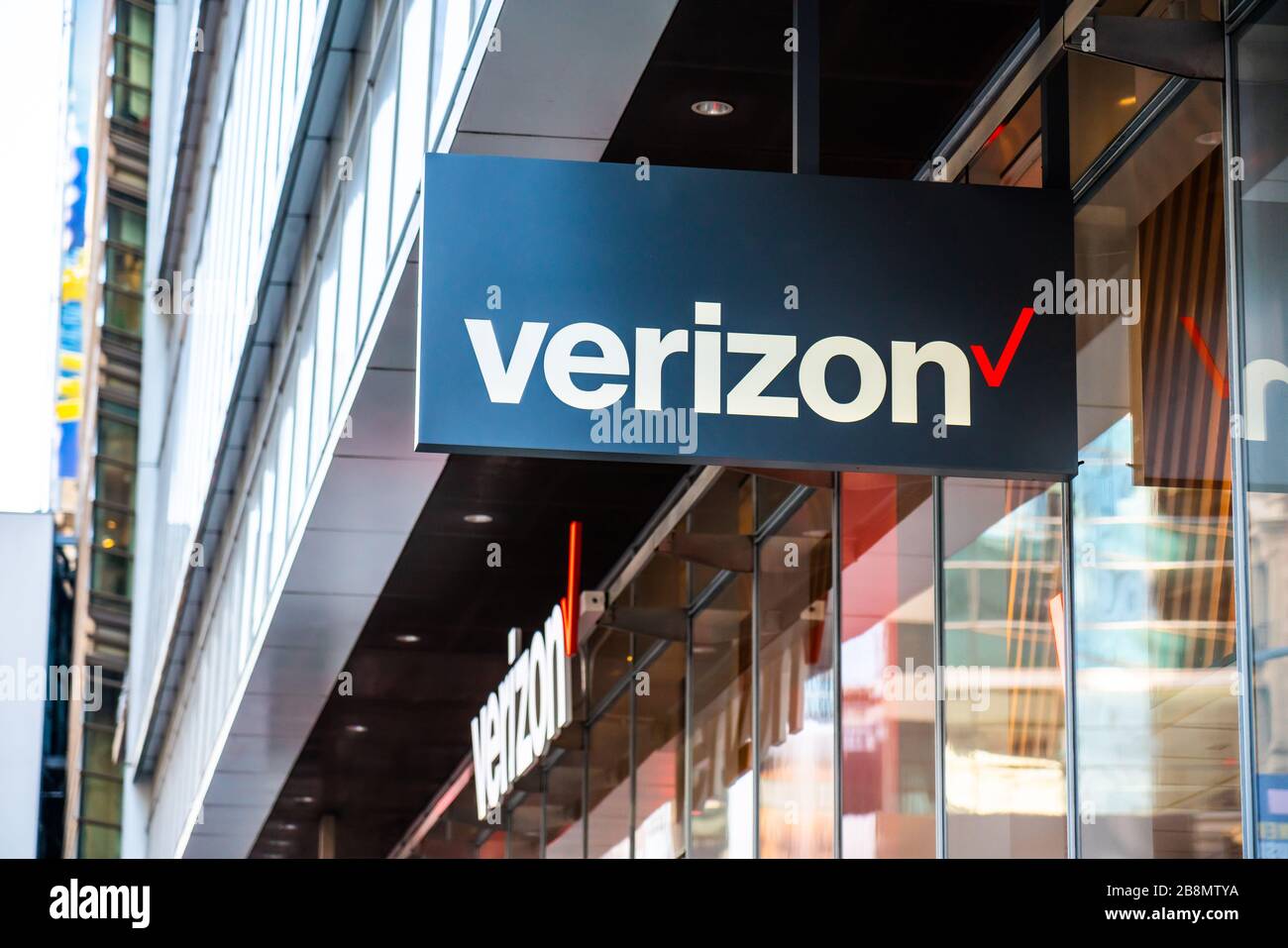 Das Logo des multinationalen amerikanischen Telekommunikationskonzerns Verizon Store ist in Midtown Manhattan zu sehen. Stockfoto